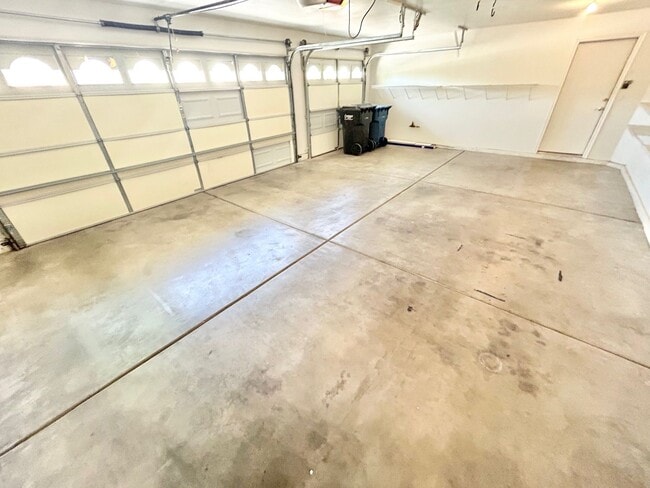 Building Photo - BEAUTIFUL 2 STORY HOUSE IN GATED SEVEN HIL...