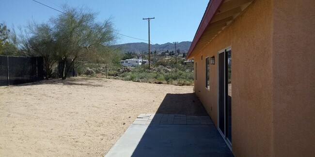 Building Photo - Welcome to your 3 bed 2 bath home in Joshua Tree!