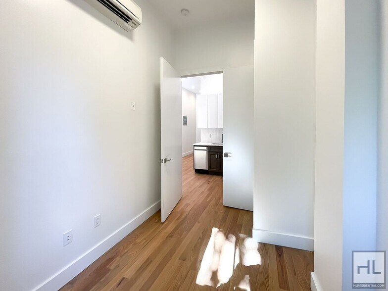 Building Photo - GRAND STREET / Spacious Williamsburg 3-Bed...