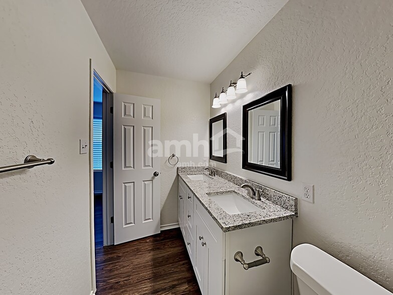 Building Photo - 9210 Laguna Falls