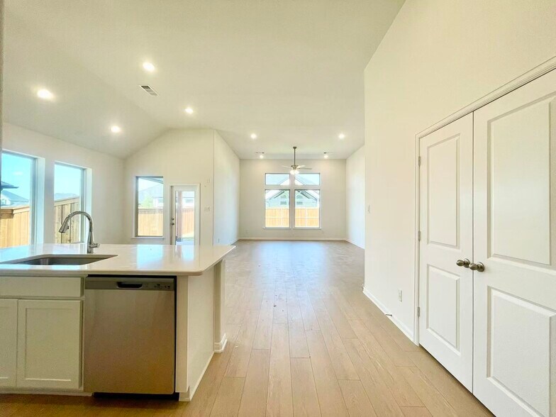 Building Photo - 16205 Garden Dr