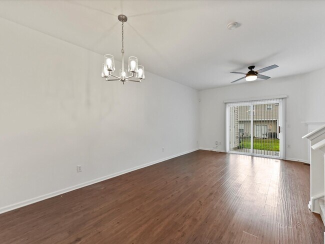 Building Photo - Spacious Townhome!