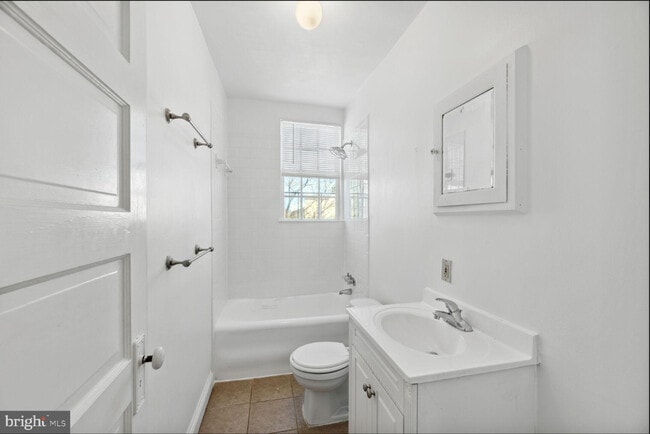 unit 204 - 115 S Patrick St