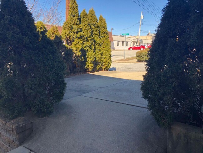 Building Photo - Beautifully Rehabbed Central Oakmont apart...
