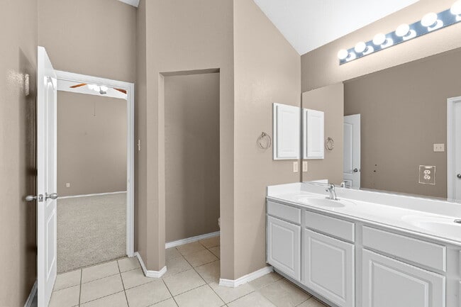Building Photo - FREE First Month's Rent!