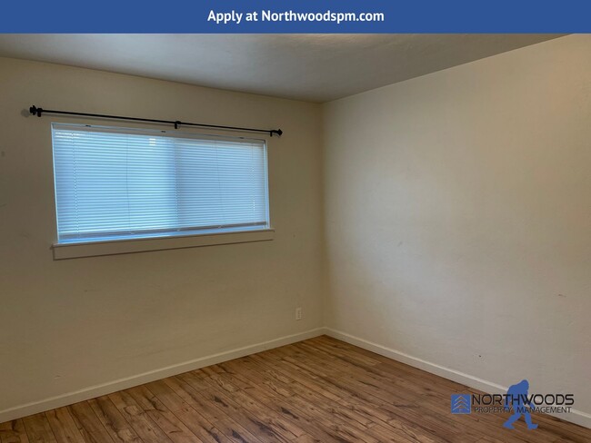 Building Photo - Nice 2 Bedroom 1 Bathroom Duplex-Washer/Dr...