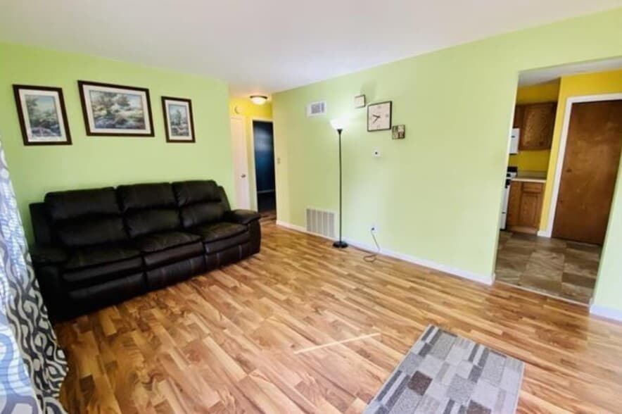 living room - 1051 Frank St