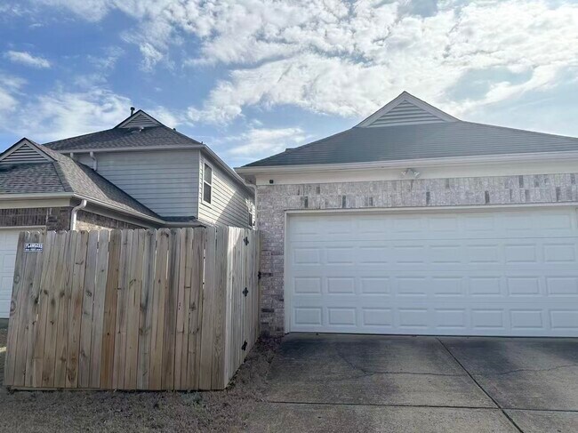 Building Photo - 8516 Shady Elm Dr