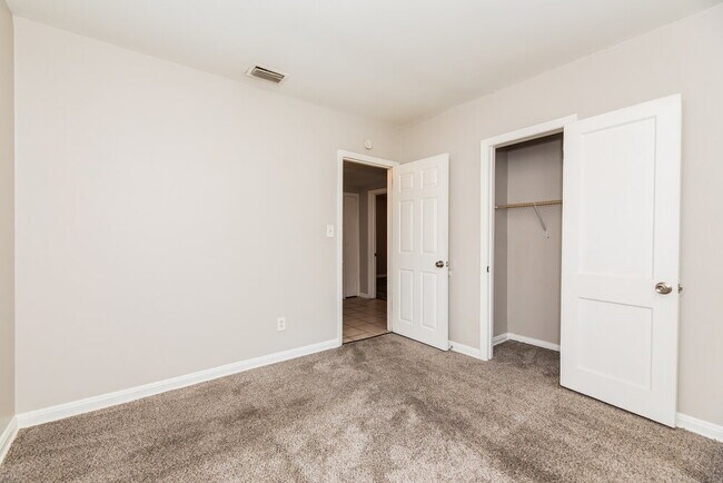 Building Photo - 961 Kenmore St