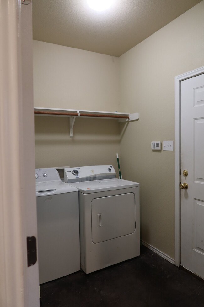 Building Photo - Now Pre-Leasing for Fall 2026–Spring 2027!