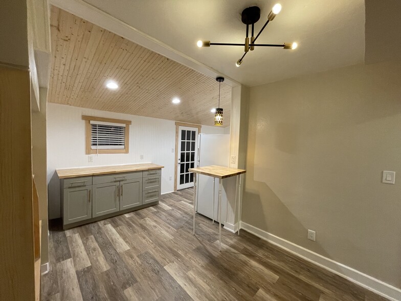 kitchen facing to back door to deck - 1380 Tioga Ave