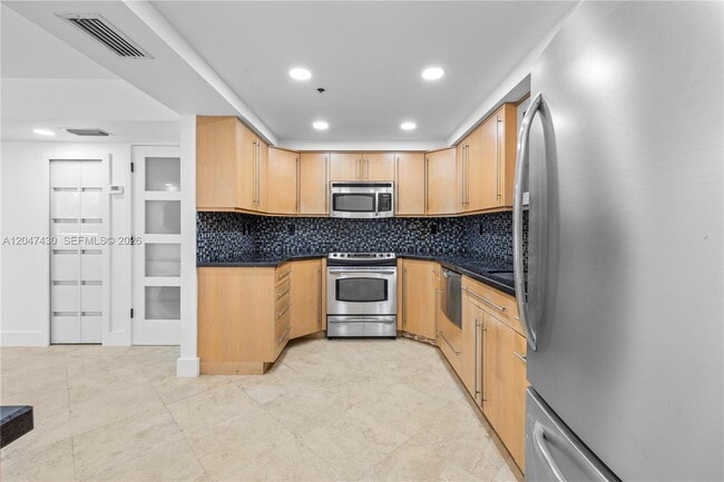 Building Photo - 2457 Collins Ave
