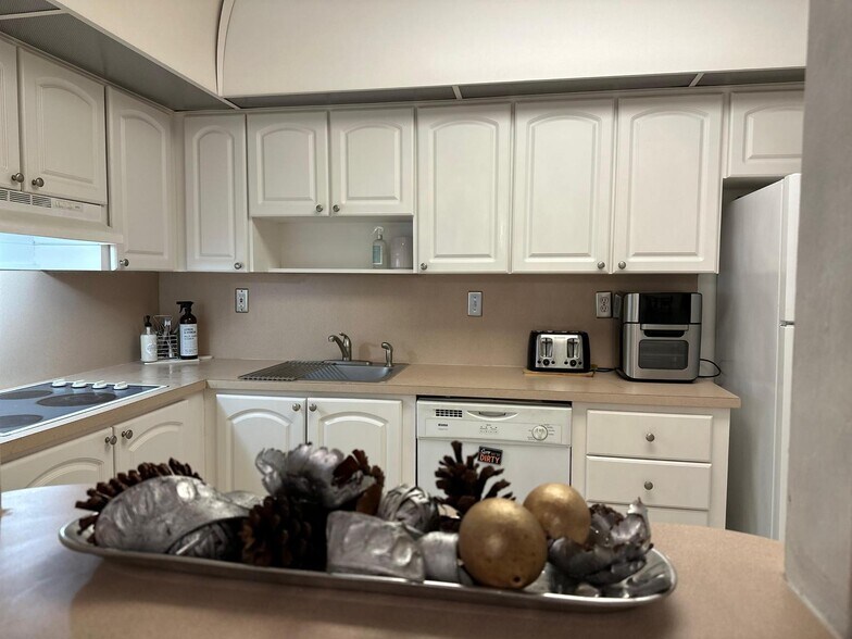 Kitchen - 19380 Collins Ave