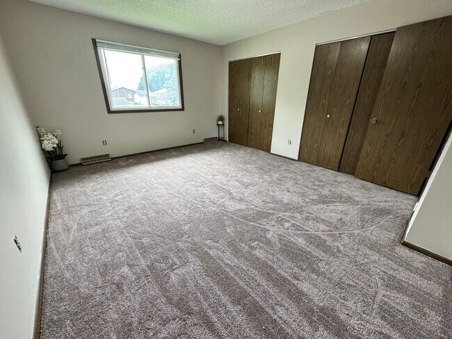 Building Photo - 3 bed, 1.5 bath duplex for rent in Cedar Falls