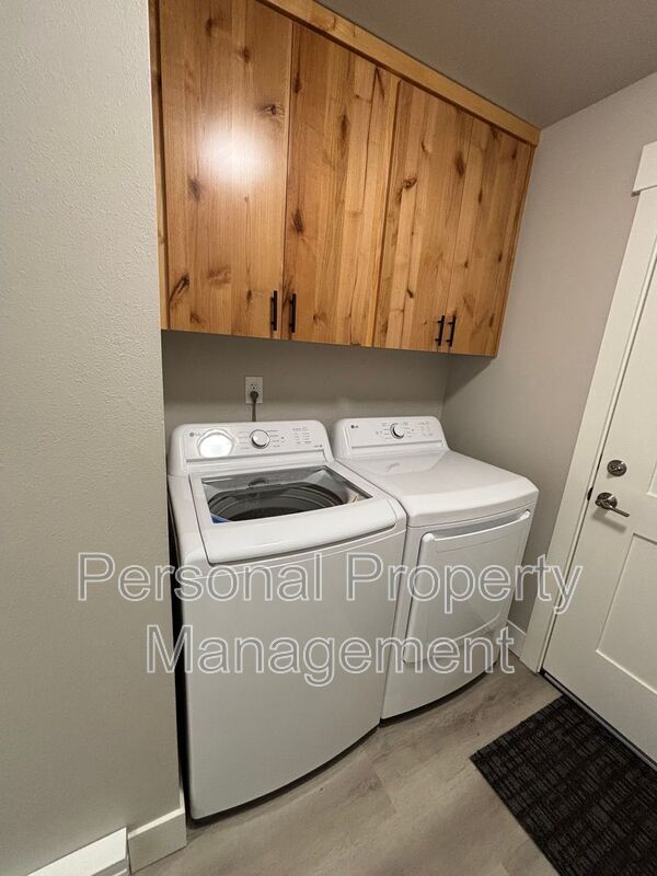 Building Photo - 112 Elm St