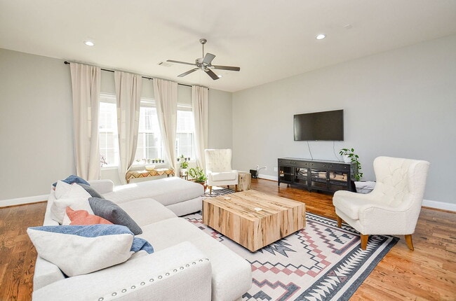 Building Photo - 1223 W 19th St