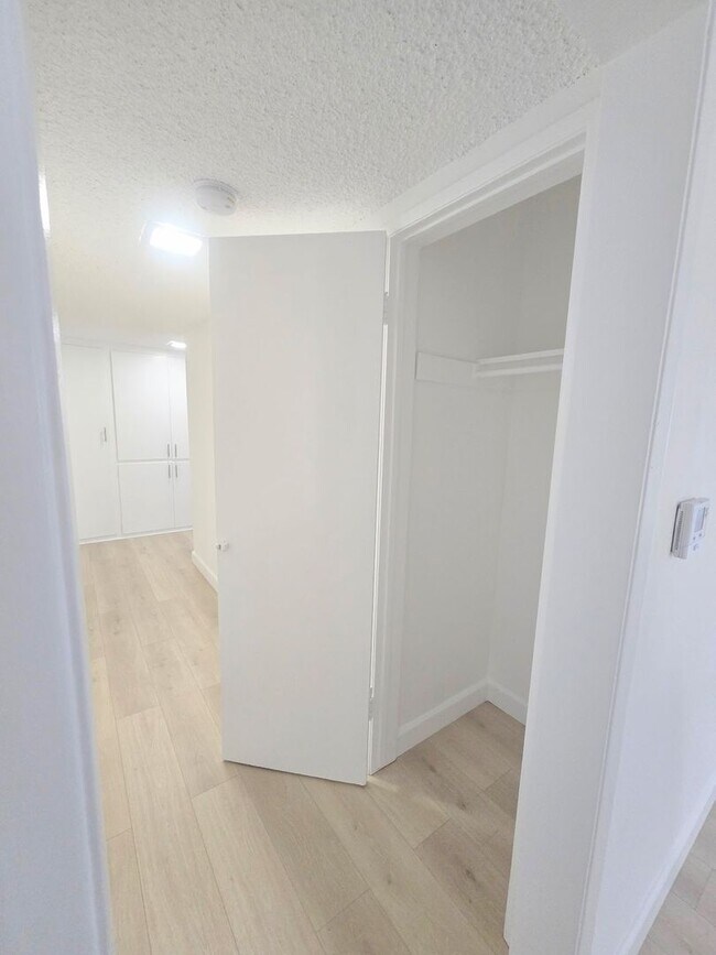 Building Photo - Welcome home! 2bd/2ba unit with parking. Master bedroom with en-suite bathroom!