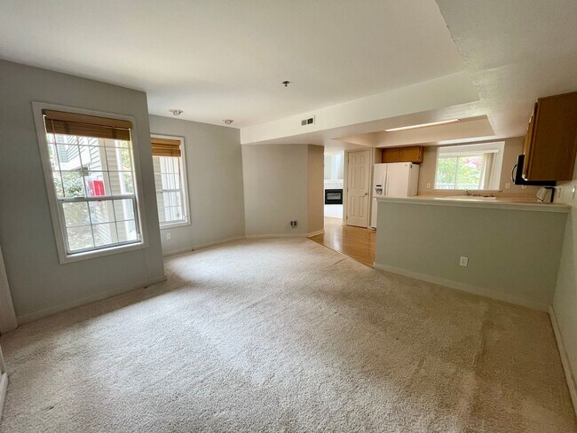 Building Photo - Kenmore Townhouse at Canterbury
