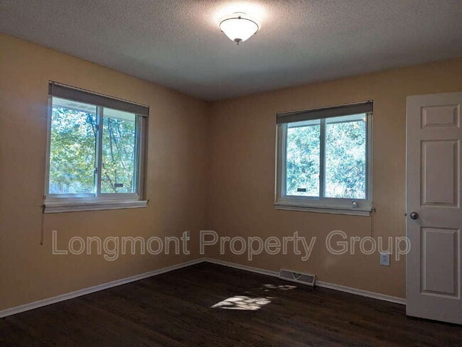 Building Photo - 305 Cottonwood Ct