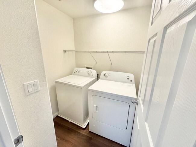 Building Photo - Fully upgraded condo with new flooring, paint, and appliances in Southwest Las Vegas