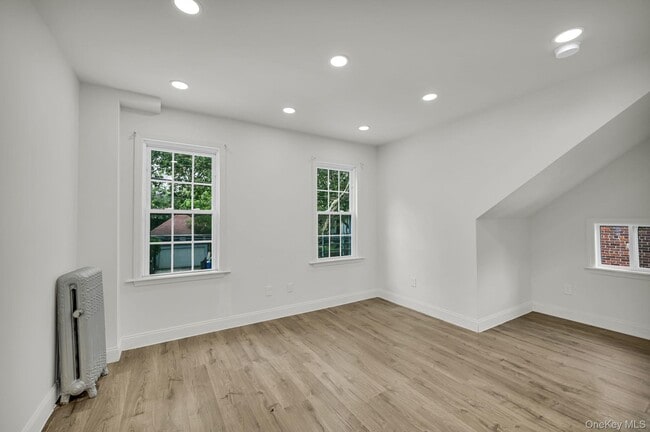 Building Photo - 555 S 5th Ave