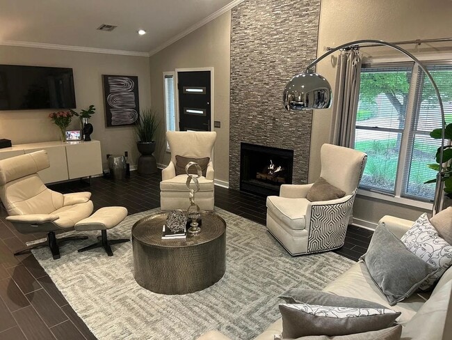 Building Photo - Available August 1st! Beautifully Remodele...