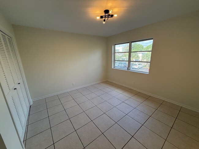 Building Photo - 1950 N Andrews Ave