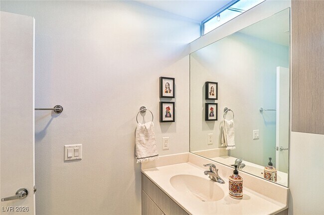 Building Photo - 251 Tower St