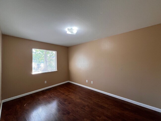 Building Photo - 221 Endeavor Ln
