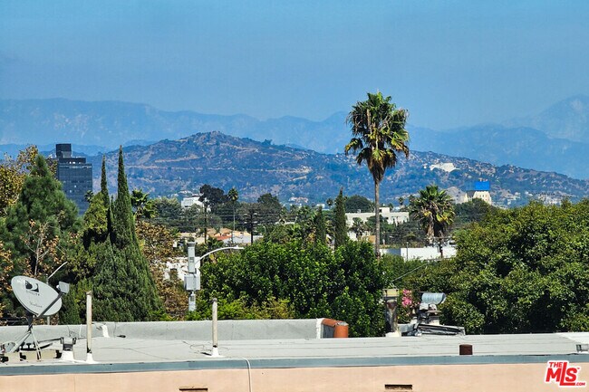 Building Photo - 1921 1/2 Carmona Ave