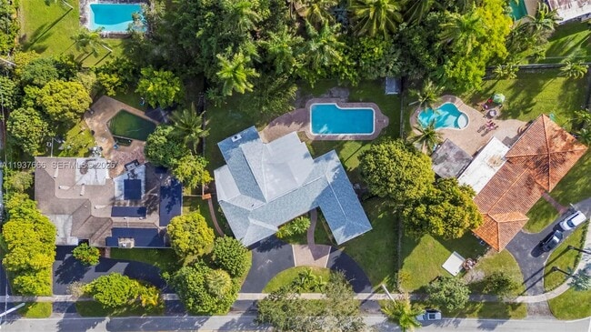 Building Photo - 812 Holly Ln