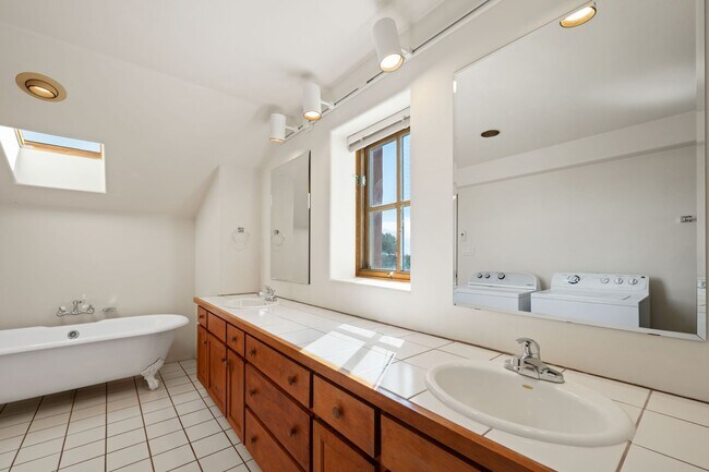 Building Photo - Rustic Loft-Style Home in Arroyo Hondo