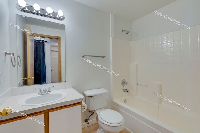 Building Photo - $500 OFF 2ND MONTH RENT** Spacious Pet-Friendly Top-Floor Unit w/ Parking Included!