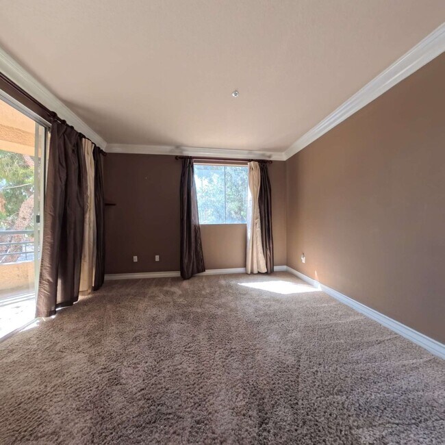 Building Photo - Luxury Mid-Rise | Guard Gated | Underground Garage Area | Resort Style Amenities