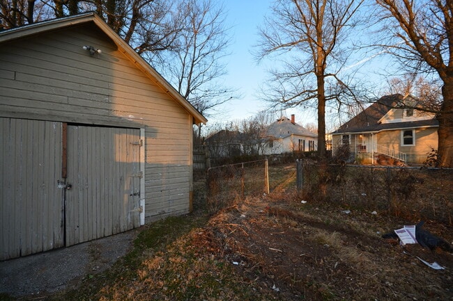 Building Photo - Available Now 4 Bedroom, 2 Full Bath Home