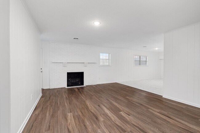 Building Photo - 5 bedroom 3 bath in Covington recently renovated just off the town square