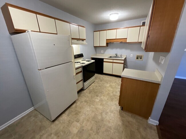 Building Photo - 3830 Country Club Rd