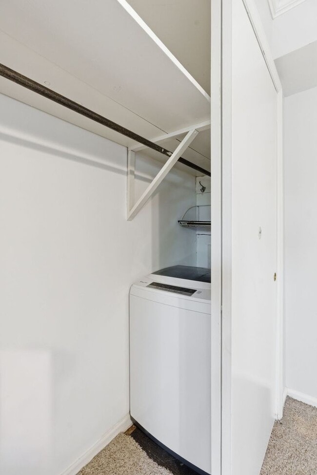 Building Photo - Updated condo in the heart of Green Hills!