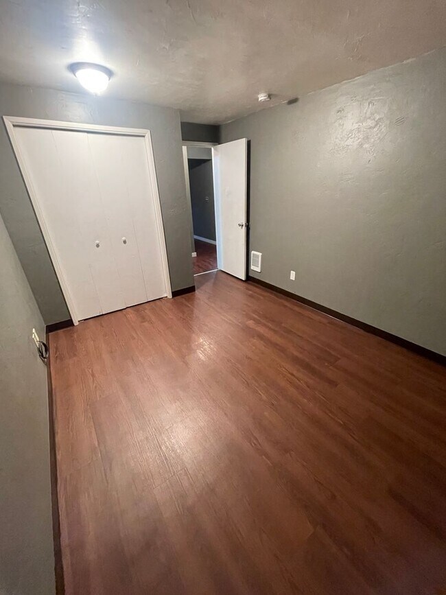 Building Photo - Pet Friendly 2 Bedroom in Lebanon!