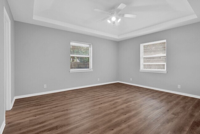 Building Photo - 3/2/2 in Quiet Sherman Neighborhood Near Fairview Park!