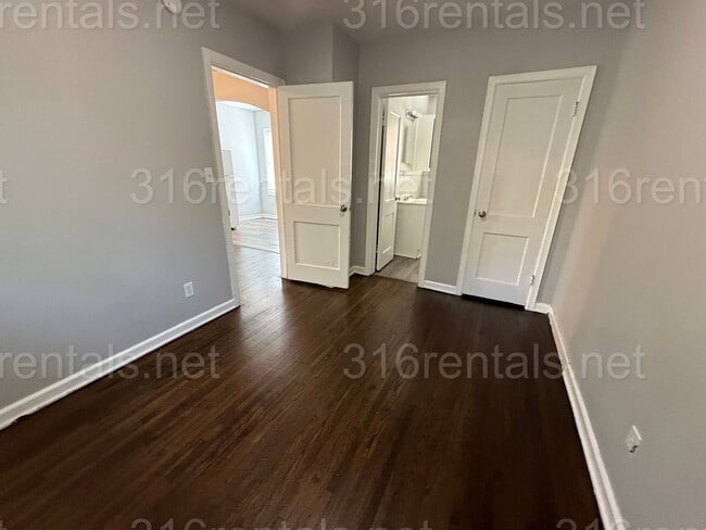 Building Photo - $725 - 2 bed 2 bath - Duplex