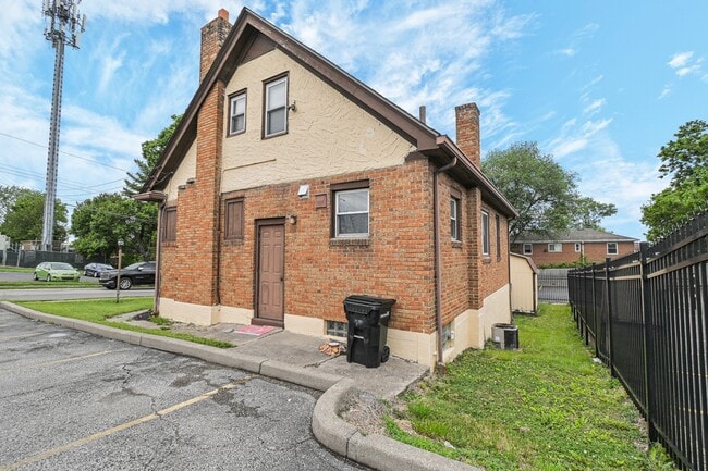 Building Photo - 4893 N Overlook Ave
