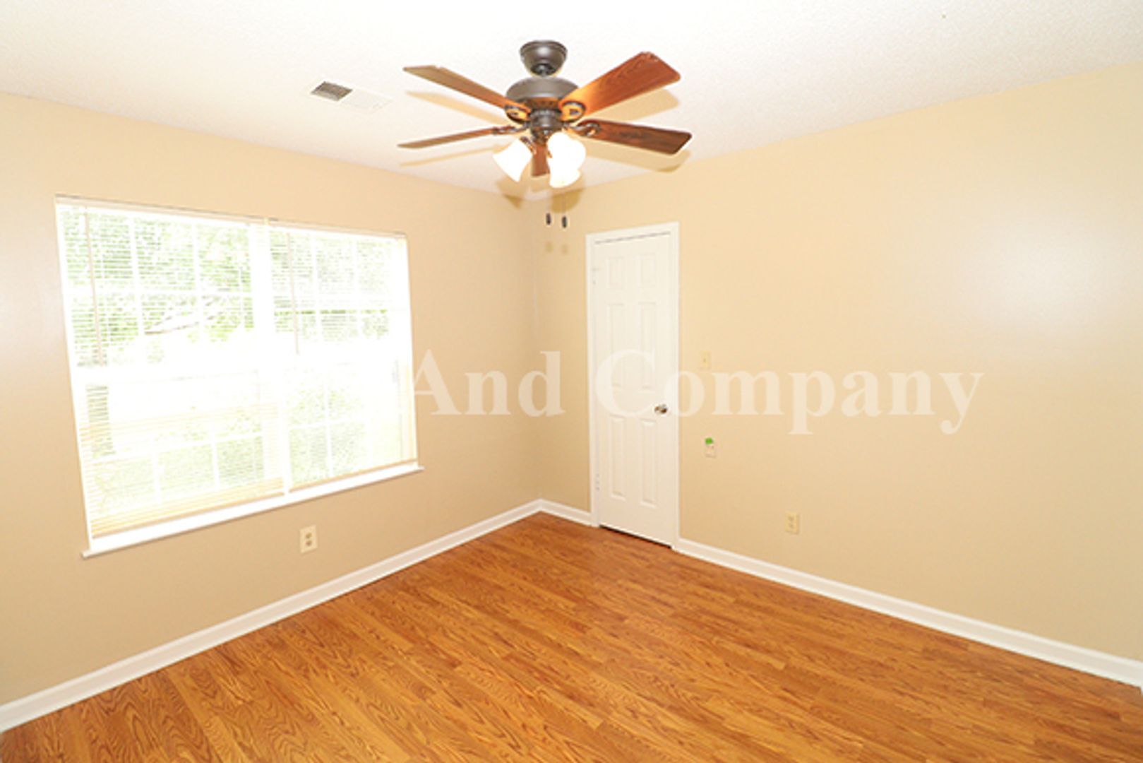 Building Photo - 5961 Kentwood Dr