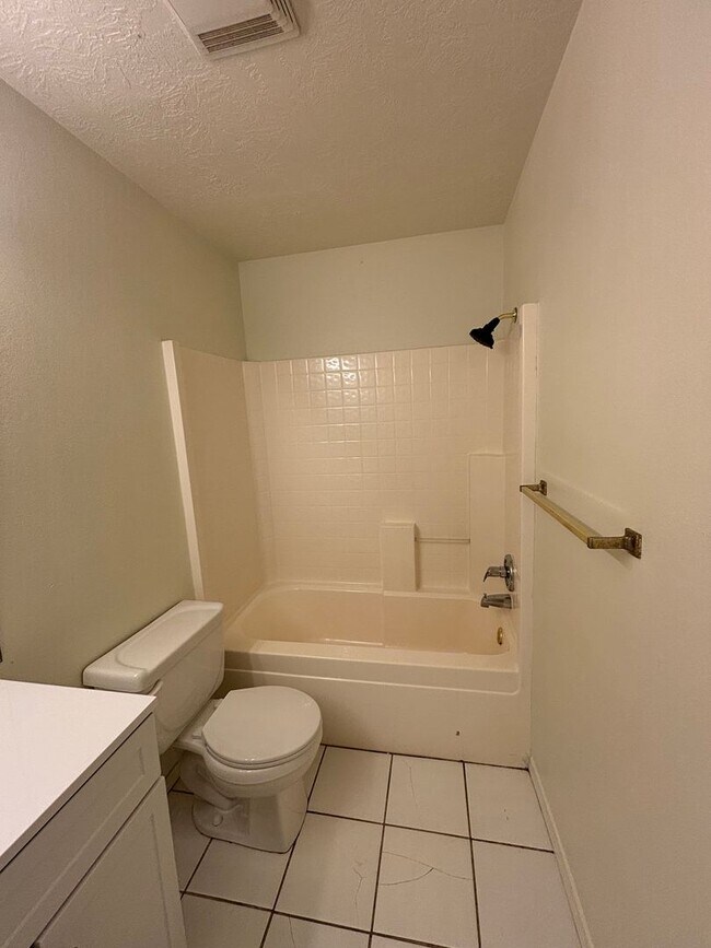 Building Photo - 3br 2.5ba on Surrey Hills Golf Course!!