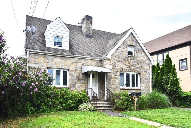 Building Photo - 73 Wilson St