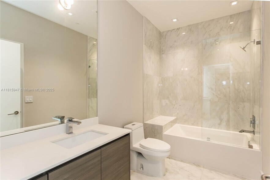 Building Photo - 460 NE 28th St