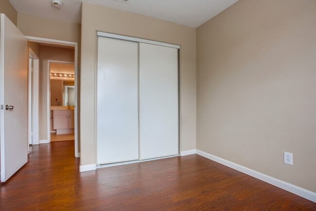 Building Photo - Desirable 3 Bedroom 2 Bath in Ivey Ridge C...