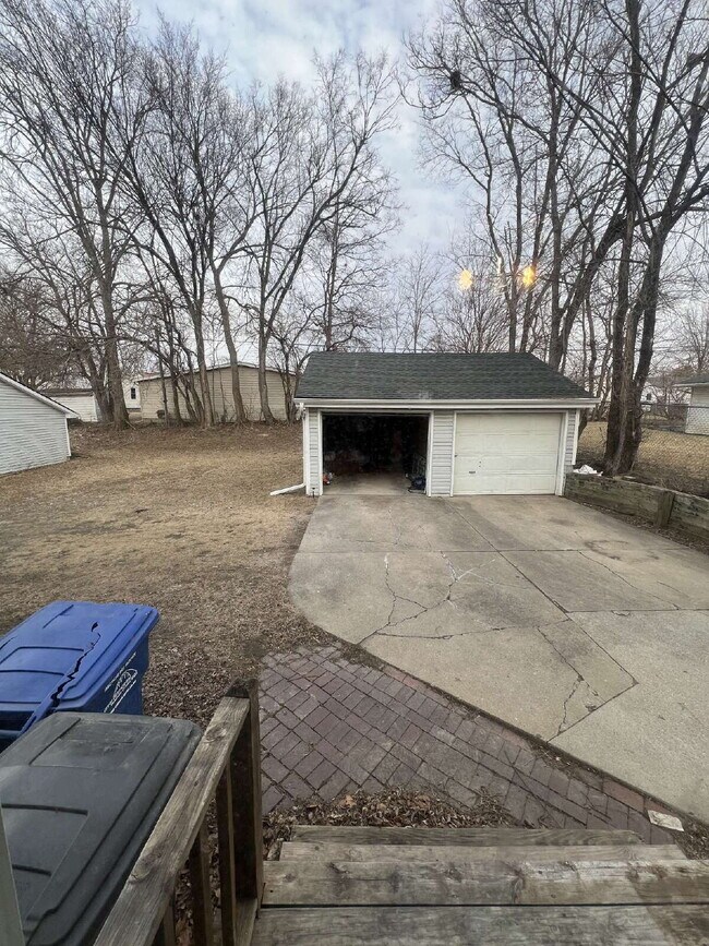 Building Photo - Recently Renovated 2Br / 1.5Ba Home with D...