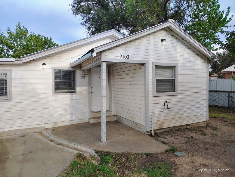 Building Photo - 2103 S Houston St
