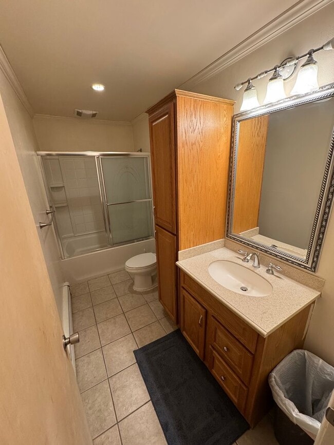 Building Photo - Large 4 bedroom 4 bath 2 Car Garage in mid...